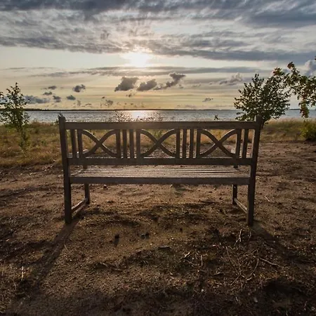 H A R R B A D A - Kaksi Moekkiae Merenrannalla