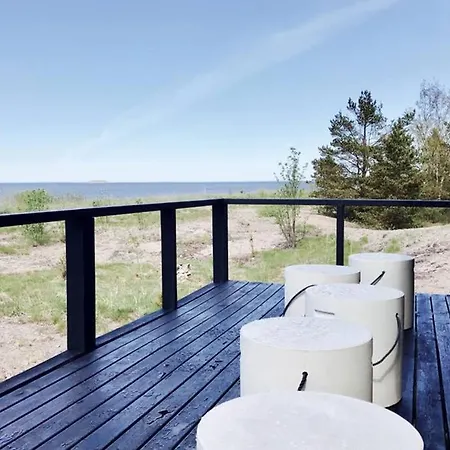 Willa H A R R B A D A - Kaksi Moekkiae Merenrannalla