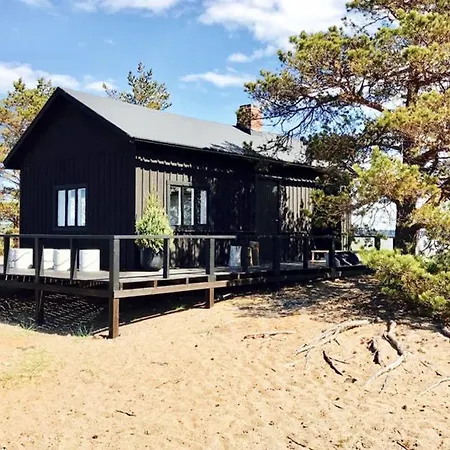 H A R R B A D A - Kaksi Moekkiae Merenrannalla Willa