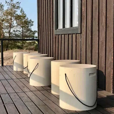 H A R R B A D A - Kaksi Moekkiae Merenrannalla Willa *