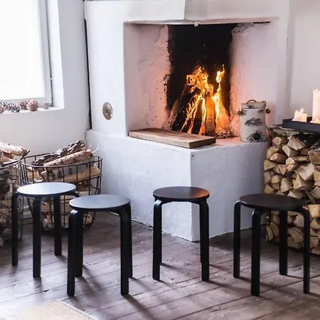 Willa H A R R B A D A - Kaksi Moekkiae Merenrannalla