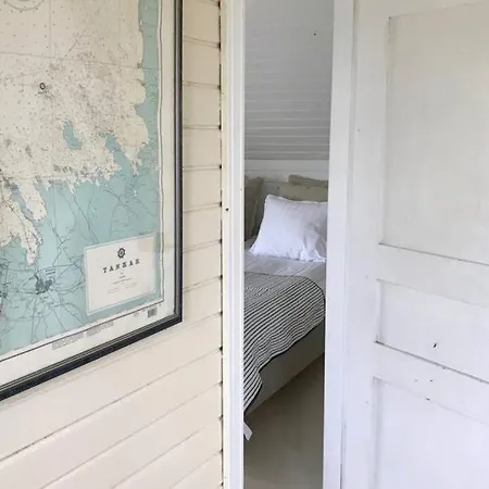 Willa H A R R B A D A - Kaksi Moekkiae Merenrannalla Kokkola (Karleby)