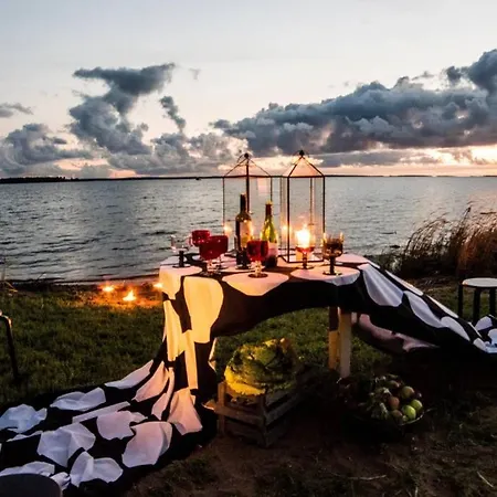 H A R R B A D A - Kaksi Moekkiae Merenrannalla