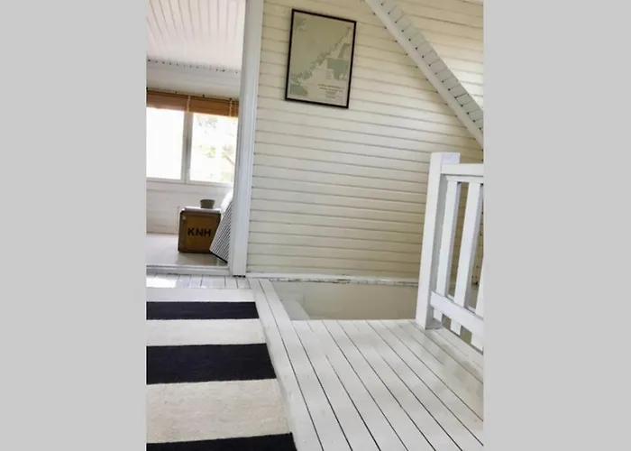 H A R R B A D A - Kaksi Moekkiae Merenrannalla Коккола