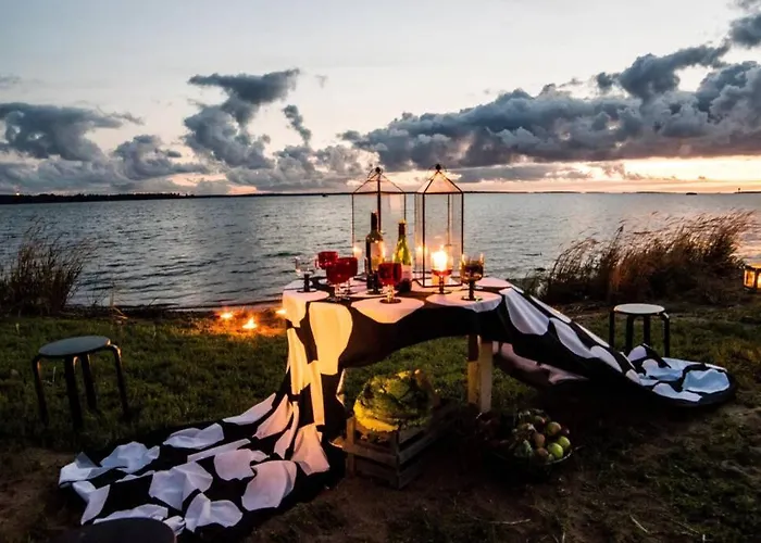 H A R R B A D A - Kaksi Moekkiae Merenrannalla